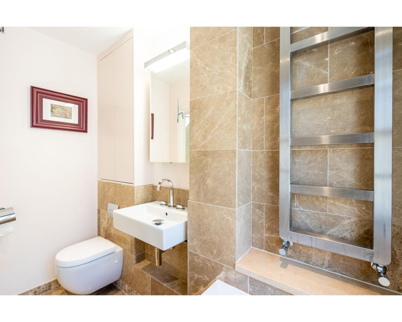 Murphys House - 3 Bed Luxury Central Townhouse باث الغرفة الصورة
